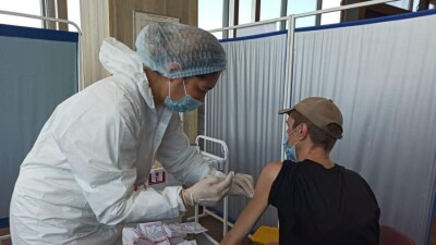 Алматыда сауда-ойын-сауық орталықтары мен базарлардағы вакцина егу пункттері жұмысын бастады