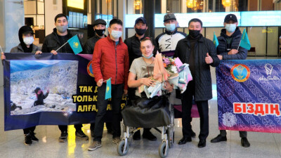 Эверест шыңын бағындырған әлемдегі алғашқы мүгедек әйел Мария Әуезова елге оралды