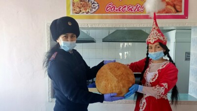 Түрмеде жазасын өтеп жатқан әйелдер Наурыз мерекесіне орай алып бауырсақ пісірді