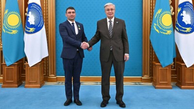 Президент наградил металлурга "Казцинка" за развитие госязыка