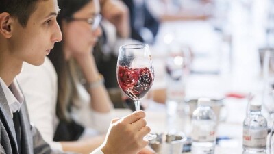 Можно ли пить алкоголь и не впасть в зависимость: опыт и секреты сомелье