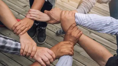 "Меня зовут Иван. Я алкоголик. Но 4,5 года я трезвый". Что помогает зависимым казахстанцам ежедневно справляться с тягой к спиртному