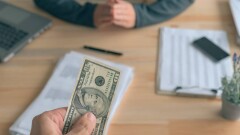 Кому в Казахстане предлагали самые высокие зарплаты в июле