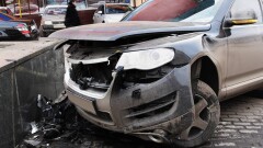 Автомобиль сбил пешехода и врезался в детскую площадку в Актау