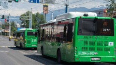 Троллейбус врезался в остановку в Алматы, пострадал человек
