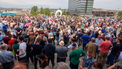 Против соглашения с Россией: протестующие выбили дверь и зашли в здание парламента Абхазии