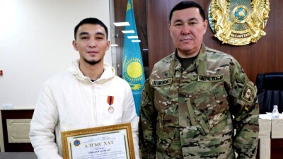 МЧС наградило жителя Алматы, спасшего тонущего ребёнка