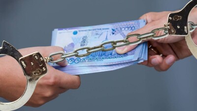 Директор школы-гимназии в Актобе похищала деньги, начисляя лишнюю зарплату учителям