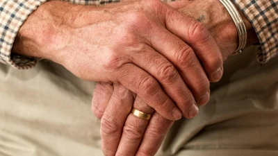 В каких регионах Казахстана пожилые люди получат выплаты к 1 октября? Список с суммами