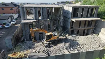 Снос двух трёхэтажных домов в Алматы, начатый добровольно, пришлось завершать принудительно