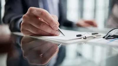 Списание мошеннических кредитов и запрет на ночные звонки коллекторов: закон направили на подпись президенту