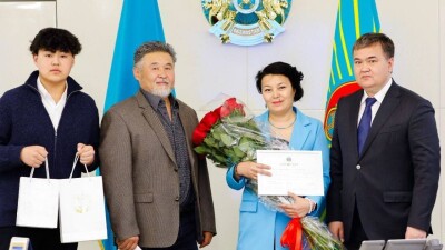 Касымбек подарил планшет и миллион тенге школьнику, который спас ребёнка в Астане