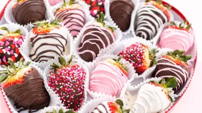 550 тысяч тенге штрафа за клубнику в шоколаде: жительницу ЗКО наказали за подарок инспектору