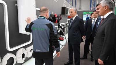 Токаеву показали производство бытовой техники в Карагандинской области