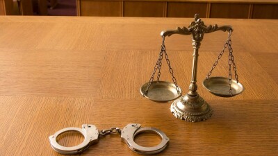 Журналиста ударили в зале суда Уральска: Минкультуры предоставит потерпевшему адвоката