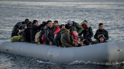 Более 700 мигрантов прибыли в Великобританию на лодках за день