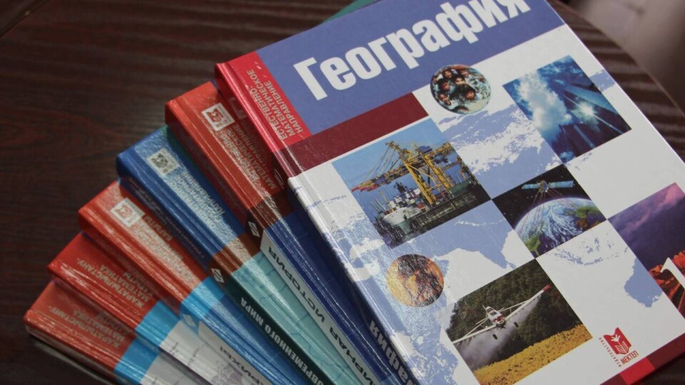 Почему в Казахстане не введут единый размер для школьных книг