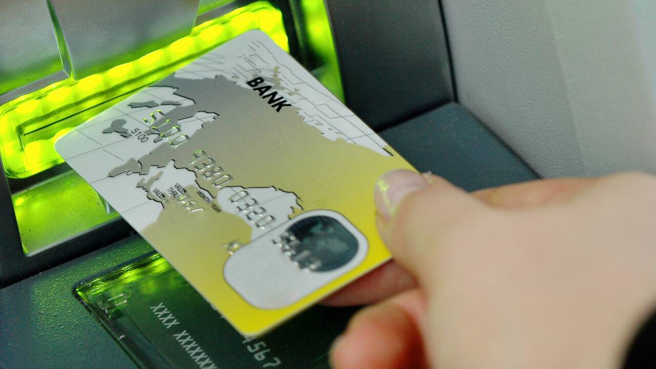 Казахстанка открыла счёт для работы в магазине, но туда переводили украденные деньги