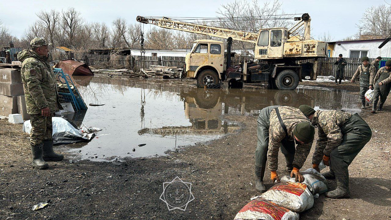Паводки оставили акмолинское село без транспортного сообщения: на помощь привлекли военных