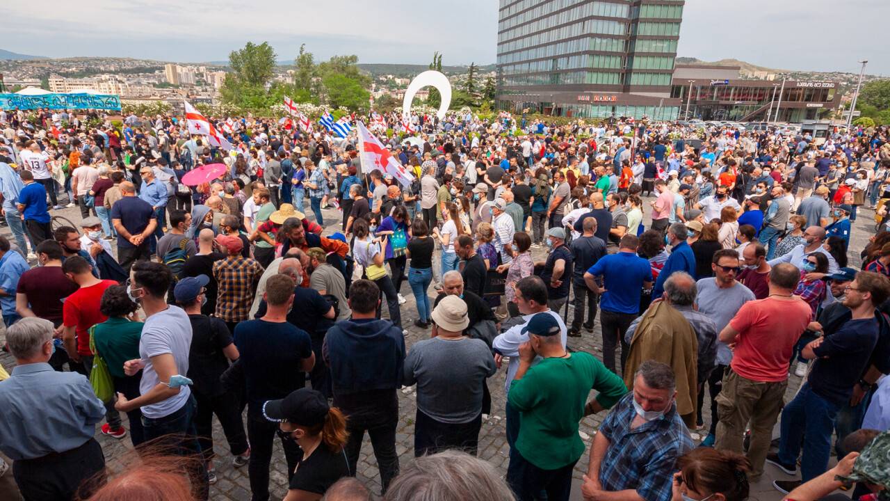 Против соглашения с Россией: протестующие выбили дверь и зашли в здание парламента Абхазии