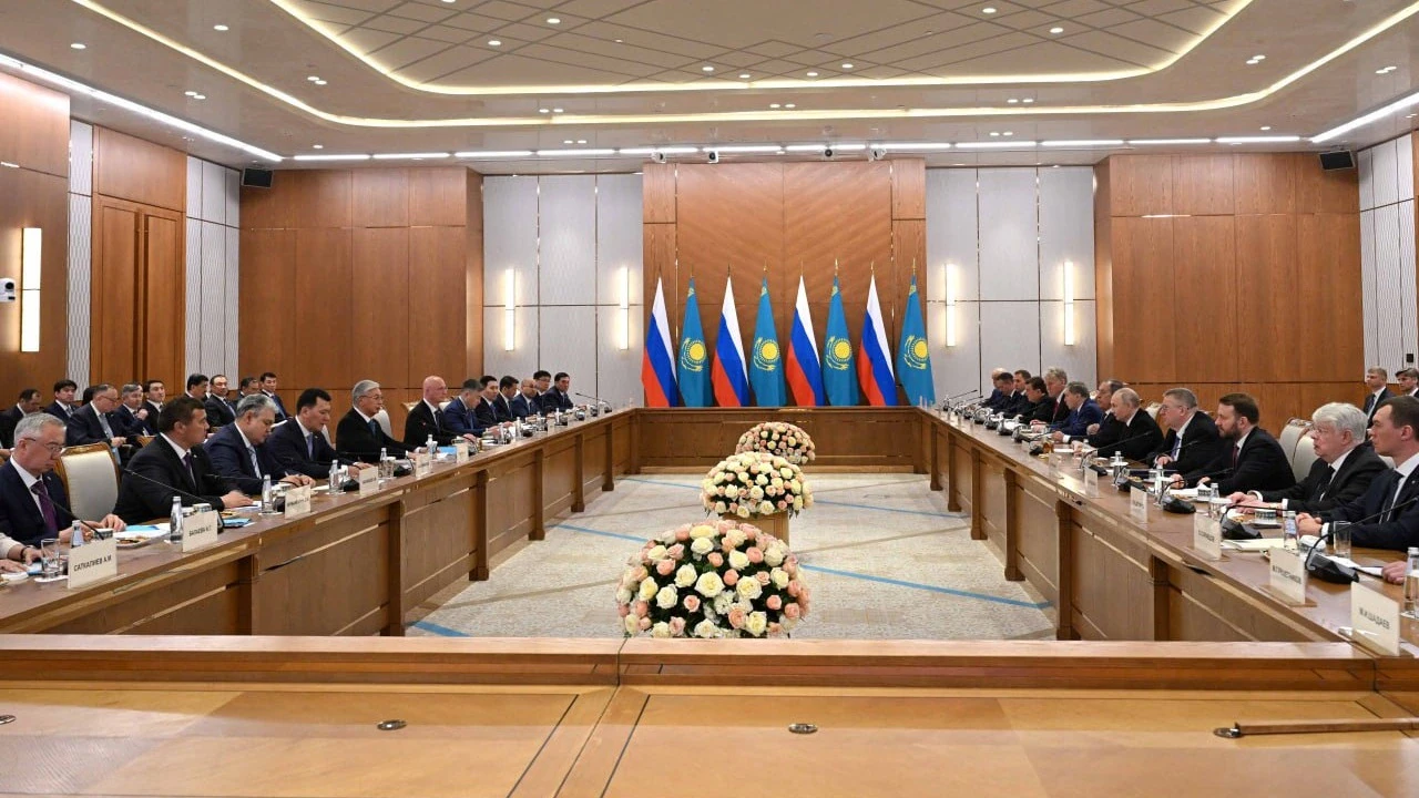 "Мы неустанно развиваем сотрудничество". Токаев и Путин провели переговоры в расширенном составе