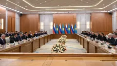 "Мы неустанно развиваем сотрудничество". Токаев и Путин провели переговоры в расширенном составе