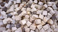 У жителя Костаная нашли четыре машины со снятой с тротуаров брусчаткой