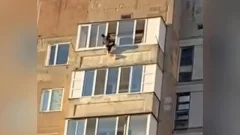 "Его состояние вызывало беспокойство". В Караганде полицейские сняли мужчину с балкона 9-го этажа 