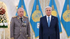 Президент вручил Сату Токпакбаеву Золотую звезду и орден "Отан"