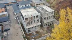Два трёхэтажных дома, построенных без разрешения, сносят в Алматы