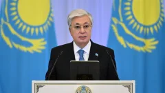 Награда за труд женщин: Токаев присудил одинаковые медали офицеру антикора и водителю троллейбуса