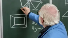 Сколько раз школы могут продлить трудовой договор с учителем-пенсионером в Казахстане