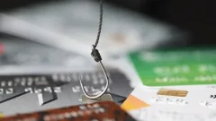"Не признавала факт обмана". Полицейские убедили актюбинку, что она нарвалась на мошенников