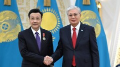Токаев наградил орденом посла Китая в Казахстане