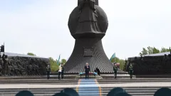 Токаев возложил цветы к монументу "Отан Ана"