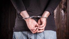 Нанёс знакомой удары ножом: подозреваемого в преступлении двухлетней давности экстрадировали в Казахстан