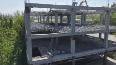 Недостроенное пятиэтажное здание сносят в Алматы по решению суда