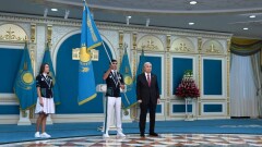 "Вас будет поддерживать весь Казахстан". Токаев вручил олимпийцам государственный флаг