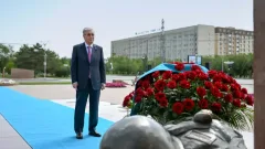 Президент Казахстана возложил цветы к мемориалу Алии Молдагуловой