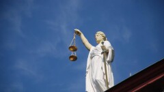 Суд Атырау смягчил приговор бывшему районному акиму за избиение экс-супруги