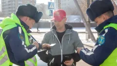 Полицейские Астаны поощрили не нарушивших за год ПДД водителей