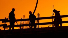 Темнеет в 16.30, как работать строителям? Шарлапаев утверждает, что никто не жаловался