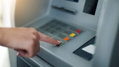 Сохранять чеки при снятии наличных в банкоматах советуют казахстанцам