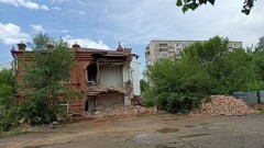 "Он на меня в суд подавал". Акимат Абайской области не может выкупить исторический особняк в Семее