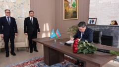 "Мы окажем всестороннюю поддержку". Бектенов оставил запись в книге соболезнований в посольстве Азербайджана в Астане