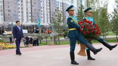 Айбек Дадебаев возложил цветы к памятнику Бауыржану Момышулы
