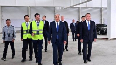 Токаеву показали, как строят завод Kia в Костанайской области