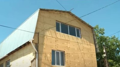 Жителей Шымкента заставляют сносить свои дома из-за канализационных труб