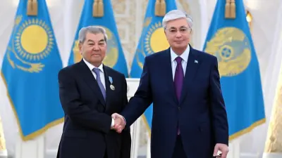 Президент Казахстана вручил орден "Отан" Куанышу Султанову