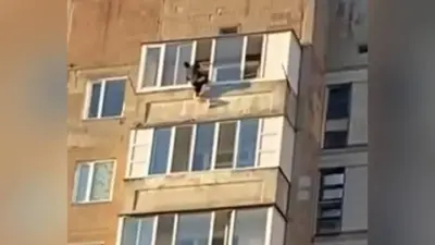 "Его состояние вызывало беспокойство". В Караганде полицейские сняли мужчину с балкона 9-го этажа 